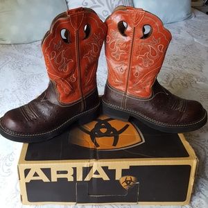Adorable Ariat Womens Cowgirl boots!